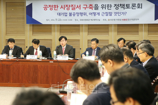 22일 국회의원회관 2세미나실에서 개최된 '공정한 시장질서 구축을 위한 정책토론회'에서 김성진 변호사가 '공정위의 불공정거래 규율의 문제점과 대안'이라는 주제로 발표하고 있다. 중소기업중앙회 제공